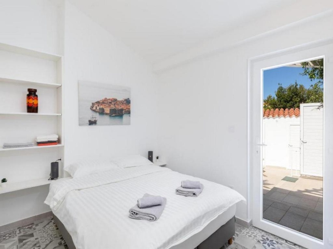 Sunny Palace Studio 2