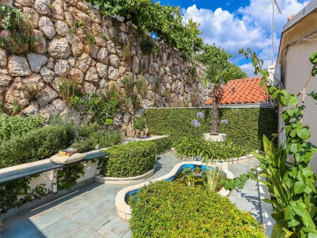 Sunny Palace Studio 2