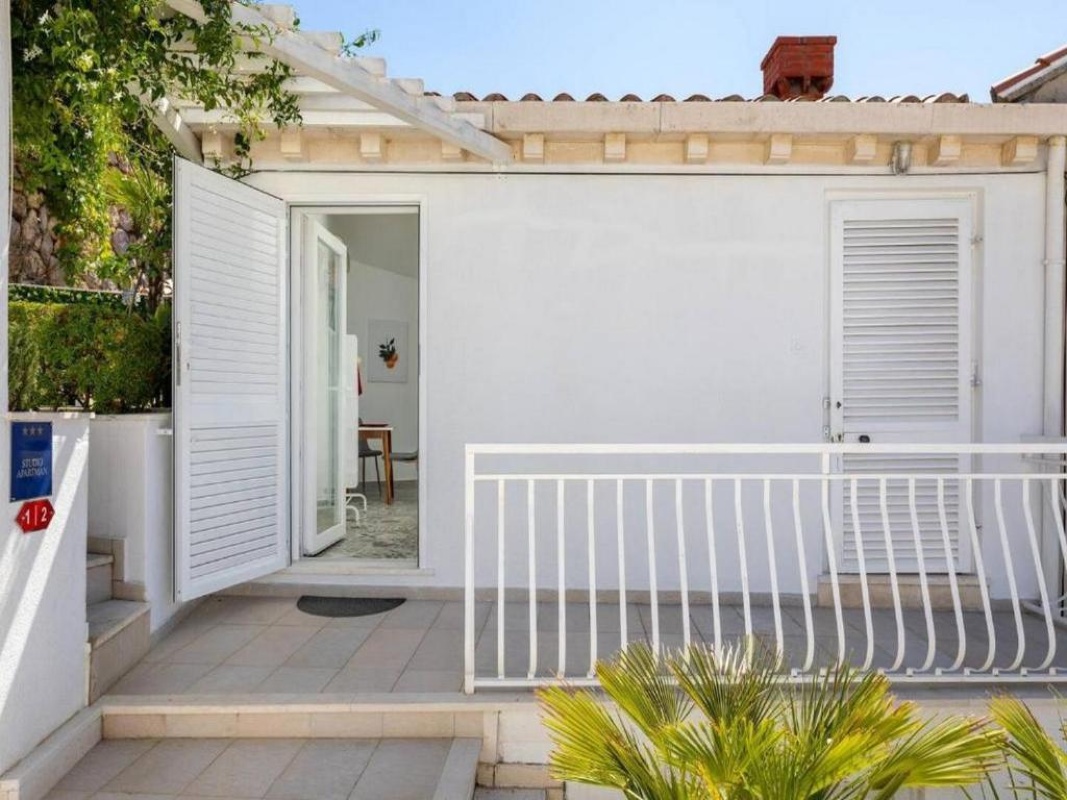 Sunny Palace Studio 2