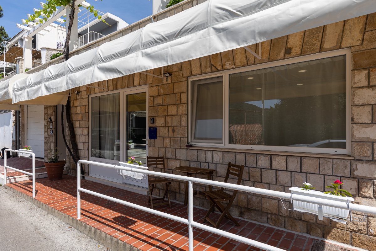 Sunny Palace Studio 3