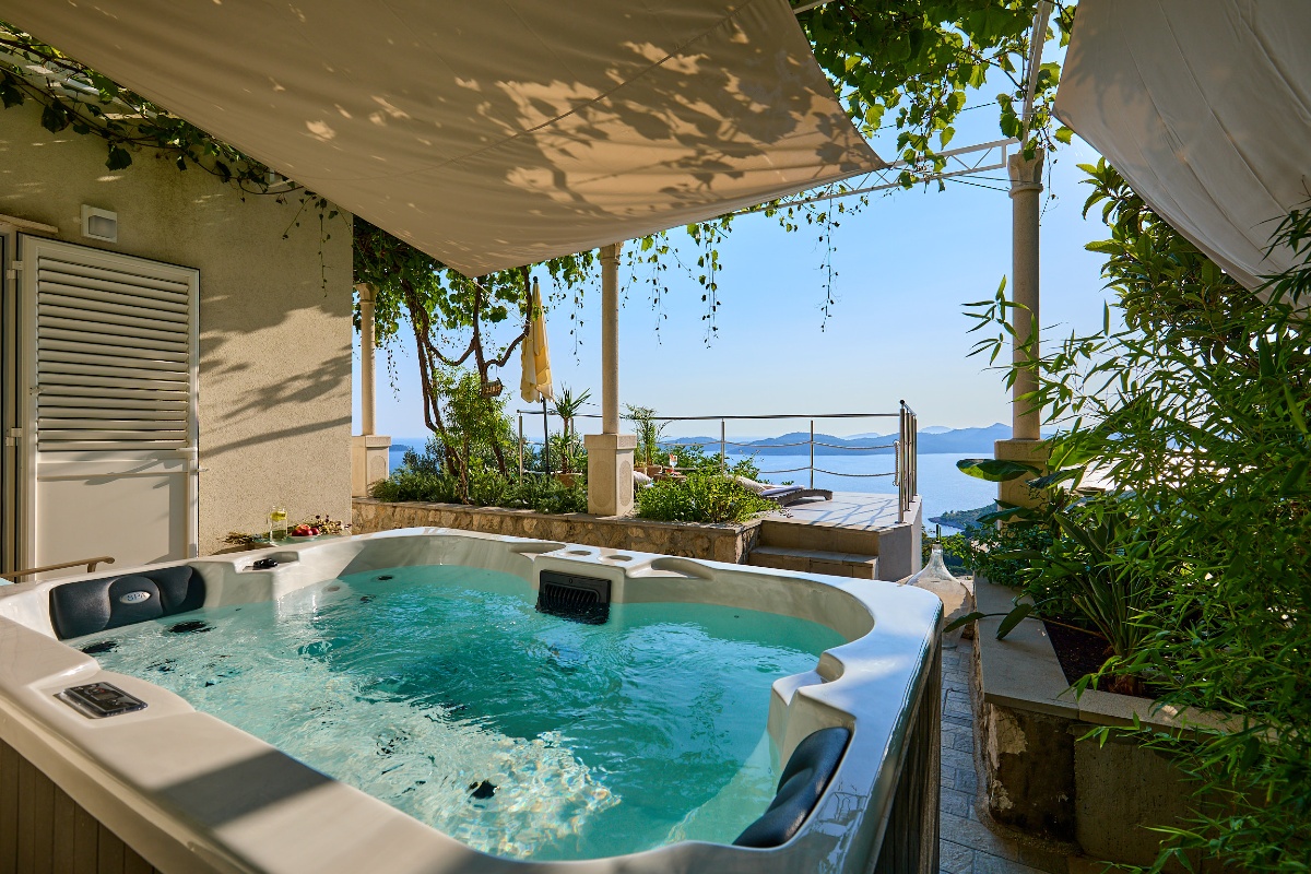 House Lilla with Private Hot Tub