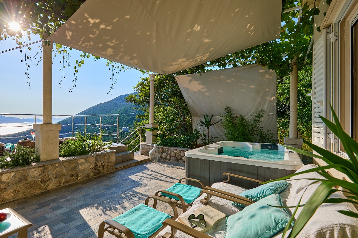 House Lilla with Private Hot Tub