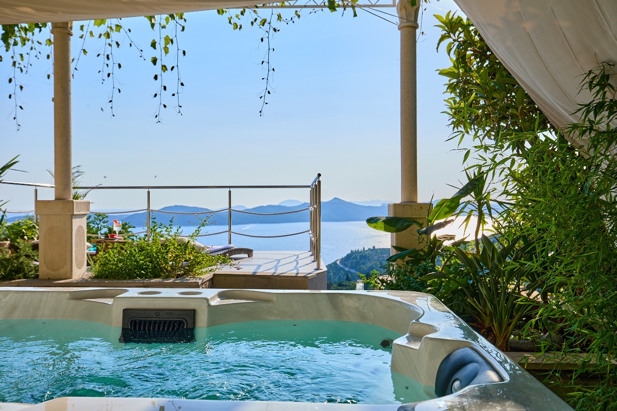 House Lilla with Private Hot Tub