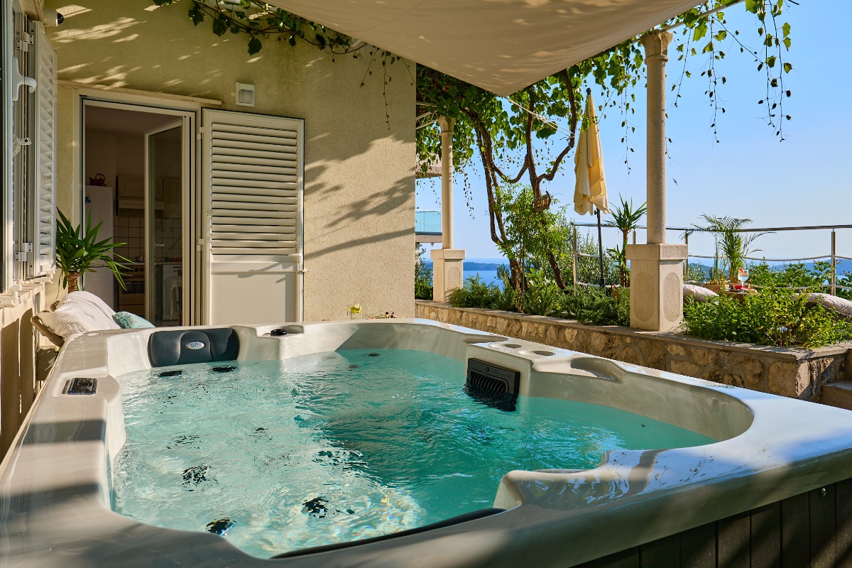 House Lilla with Private Hot Tub